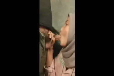 Bokep Hijab Diminta Puasin Pasangan Nyepong di Kasur